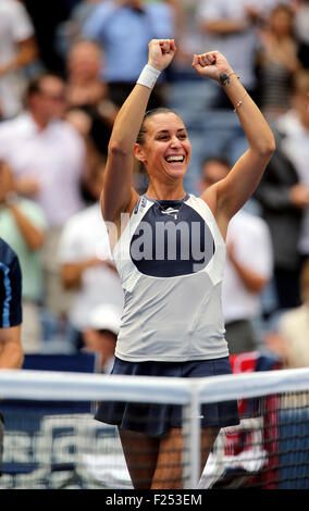 Flushing Meadows, New York, Regno Unito. Undicesimo Sep, 2015. Flavia Penetta dell'Italia dopo la sconfitta di Simona Halep della Romania nella loro semifinale partita presso l'U.S. Aperto in Flushing Meadows, New York nel pomeriggio di settembre 11th, 2015. Penetta ha vinto la partita 6-1, 6-3. Credito: Adam Stoltman/Alamy Live News Foto Stock