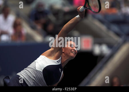 Flushing Meadows, New York, Regno Unito. Undicesimo Sep, 2015. Flavia Penetta dell Italia che serve a Simona Halep della Romania durante il loro semifinale partita presso l'U.S. Aperto in Flushing Meadows di New York in settembre 11th, 2015. Penetta ha vinto la partita 6-1, 6-3. Credito: Adam Stoltman/Alamy Live News Foto Stock