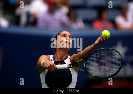 Flushing Meadows, New York, Regno Unito. Undicesimo Sep, 2015. Flavia Penetta dell Italia che serve a Simona Halep della Romania durante il loro semifinale partita presso l'U.S. Aperto in Flushing Meadows di New York in settembre 11th, 2015. Penetta ha vinto la partita 6-1, 6-3. Credito: Adam Stoltman/Alamy Live News Foto Stock