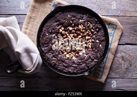 Cioccolato padella gigante cookie con noci e gocce di cioccolato al latte Foto Stock