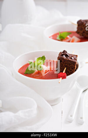 Dolce alle fragole zuppa con un pezzo di torta al cioccolato Foto Stock