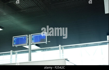 Banco informazioni al terminal di un aeroporto Foto Stock