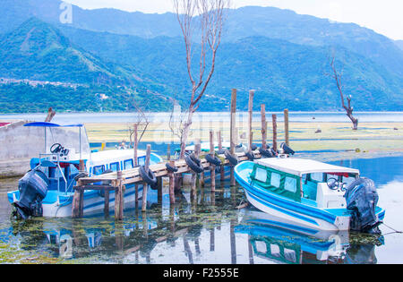 Una vista del lago Atitlan in Guatemala, America centrale. Foto Stock