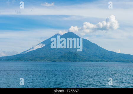 Una vista del lago Atitlan in Guatemala, America centrale. Foto Stock