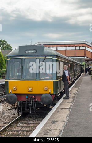 Diesel treno passeggeri a Williton Stazione Ferroviaria sulla West Somerset Railway Foto Stock