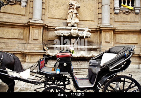 Buggy a Quattro Canti, uno dei quattro ottagonale i lati della piazza barocca di Palermo - Italia Foto Stock