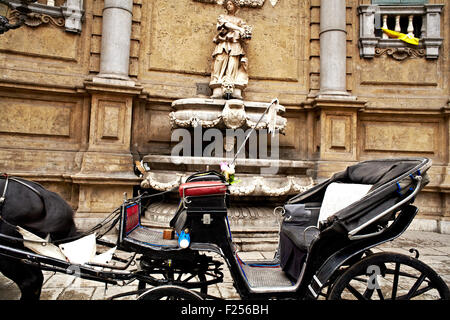 Buggy a Quattro Canti, uno dei quattro ottagonale i lati della piazza barocca di Palermo - Italia Foto Stock