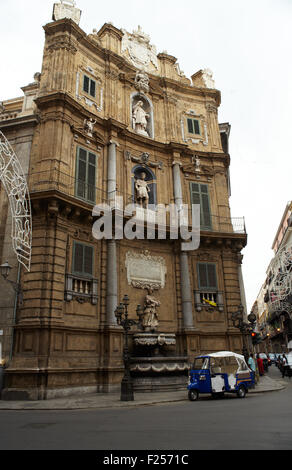 Buggy a Quattro Canti, uno dei quattro ottagonale i lati del borgo medievale di piazza barocca di Palermo Foto Stock