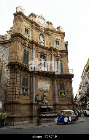 Buggy a Quattro Canti, uno dei quattro ottagonale i lati del borgo medievale di piazza barocca di Palermo, Italia Foto Stock