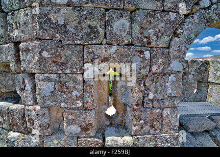 Portogallo: dettaglio del castello medievale con mura nel villaggio storico Sortelha Foto Stock