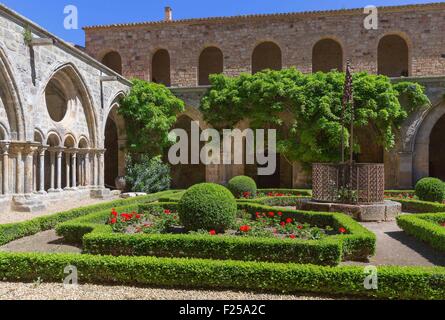 Francia, Aude, Narbonne, Abbazia di Fontfroide, il chiostro Foto Stock