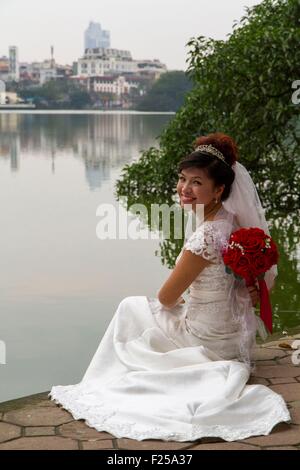 Il Vietnam, Hanoi, donna sposata al lago Hoam Kiem Foto Stock