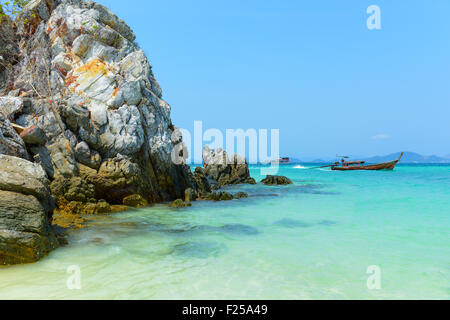 Barca dalla coda lunga sulle acque blu del Mare delle Andamane in vacanza estiva. Bellissima vista del mare in Khai Nok isola, Phang Nga, Tha Foto Stock