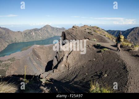 Indonesia, isole Sunda, Lombok, Gunung Rinjani National Park, turistico trekking sul bordo del cratere. Foto Stock