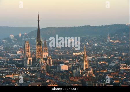 Francia, Seine Maritime, Rouen, il centro della città con vista cattedrale di Notre Dame e Saint Maclou chiesa Foto Stock