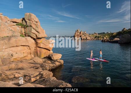 Francia, Cotes d'Armor, Perros Guirec, Ploumanac'h, paddle lungo la costa di Granito Rosa Foto Stock