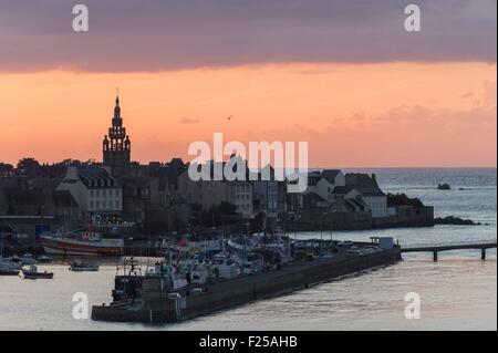 Francia, Finisterre, Roscoff, la città e il porto al tramonto Foto Stock