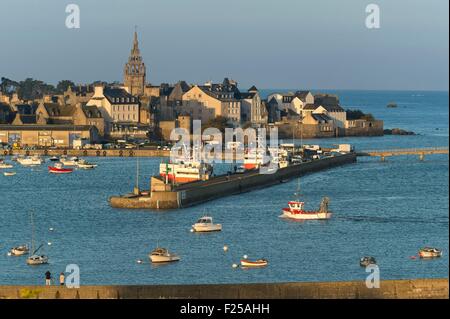 Francia, Finisterre, Roscoff, la vista della città e del porto Foto Stock