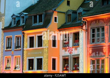 Francia, Haut Rhin, Mulhouse, Place de la Reunion, Mercato di Natale, case Foto Stock