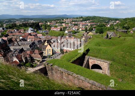 Francia, Territoire de Belfort, Belfort, città vecchia, fortificazioni, Tour des Bourgeois, Tour de la Miotte, dalla terrazza del castello Foto Stock