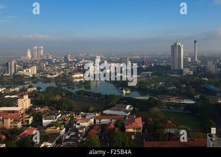 Sri Lanka, provincia occidentale, Distretto di Colombo, Colombo, il centro città con la zona di Fort sullo sfondo a sinistra e a sud il lago di Beira in primo piano Foto Stock