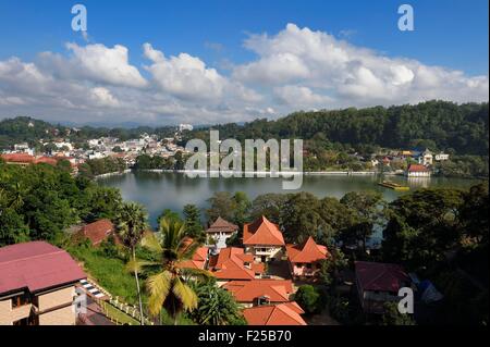 Sri Lanka, centro provincia, Kandy, tempio del Dente del Buddha (Sri Dalada Maligawa) dal lago Bogambara sulla destra e il tempio Malwethu in primo piano Foto Stock