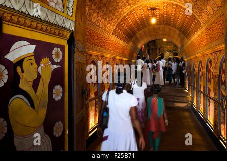 Sri Lanka, centro provincia, Kandy, tempio del Dente del Buddha (Sri Dalada Maligawa), ingresso sala decorata con motivi floreali e persone portando offerte Foto Stock