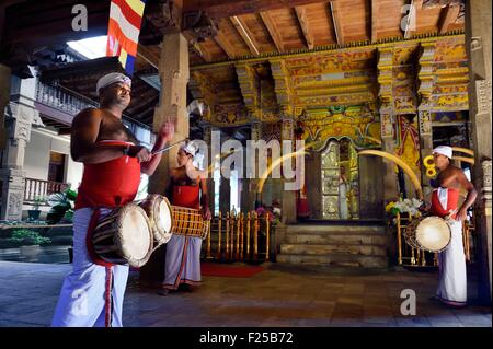 Sri Lanka, centro provincia, Kandy, tempio del Dente del Buddha (Sri Dalada Maligawa); delle porte che danno accesso alla parte inferiore del tempio sacro che contiene le reliquie di Buddha dente Foto Stock