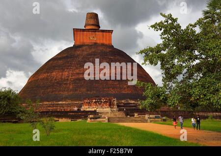 Sri Lanka Sri Lanka, Nord provincia centrale, Anuradhapura sito archeologico elencati come patrimonio mondiale dall' UNESCO, ex capitale dello Sri Lanka in occasione del III secolo A.C., Jethawana stupa (Jetavanaramaya dagoba) situata tra le rovine del monastero di Jetavana Foto Stock