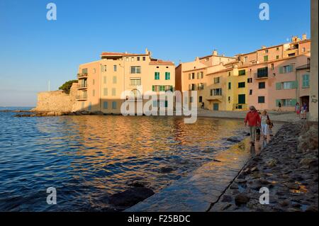 Francia, Var, Saint-Tropez, Plage de la spiaggia Glaye e la Vieille Tour del XV secolo Foto Stock