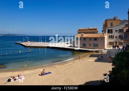 Francia, Var, Saint-Tropez, Plage de la Ponche spiaggia dove sono costruite le alte case con facciata di colore ocra, giallo o arancio Foto Stock