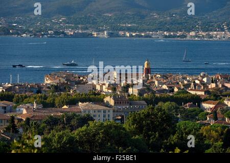 Francia, Var, Saint-Tropez, Notre Dame de l'Assomption chiesa parrocchiale visto dalla Sainte-anne cappella, Sainte-Maxime in background Foto Stock