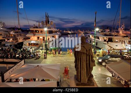 Francia, Var, Saint-Tropez, quai de Suffren, Pierre AndrΘ de Suffren statua in bronzo che si affaccia sul porto Foto Stock