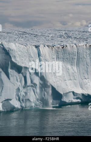 Cascata su iceberg vicino Isola Baffin, Artico Canadese Foto Stock