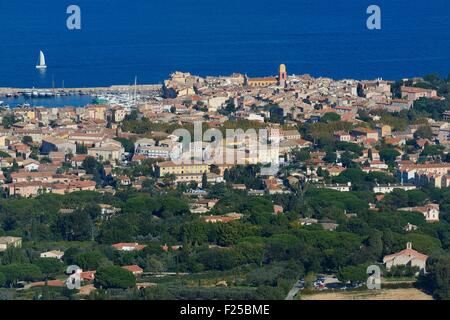 Francia, Var, Saint Tropez e Sant'Anna Cappella in primo piano a destra (vista aerea) Foto Stock