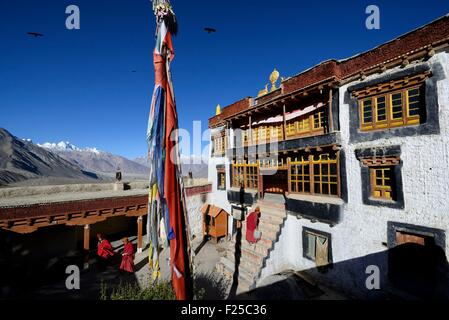 India, dello Stato del Jammu e Kashmir, Himalaya, Ladakh e Zanskar, i monaci nel cortile del gompa Stongde (monastero buddista) Foto Stock
