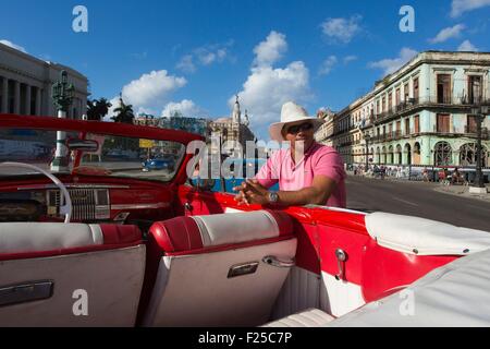 Cuba, Ciudad de la Habana Province, La Havana, Centro Habana district, cubana e la vettura americana sul Paseo de Marti avenue anche il nome di Paso del Prado e la facciata del Gran Teatro de la Habna in background Foto Stock