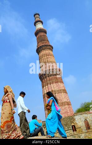 India Delhi Qutb Minar, un minar costruito nel 1193 Foto Stock