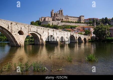 Francia, Herault, Beziers, Saint Nazaire Cathedral e il Pont Vieux sul fiume Orb Foto Stock