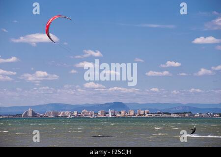 Francia, Gard, Le Grau du Roi, kitesurfer, stazione balneare di Cap d Agde in background Foto Stock