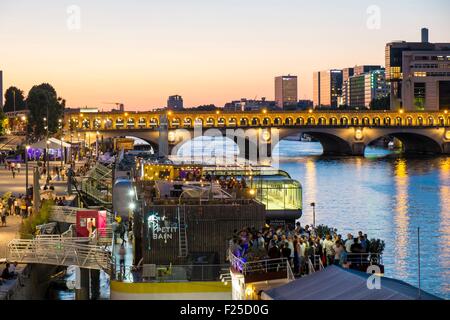 Francia, Parigi, Quai Franτois Mauriac, nelle serate estive avvengono su chiatte ormeggiate lungo la Senna Foto Stock