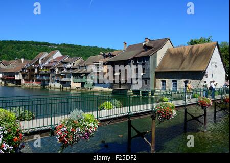 Francia, Doubs, Ornans, fiume Loue, bridge e case su palafitte Foto Stock