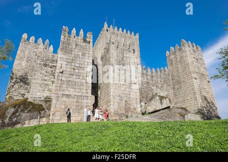 Il Portogallo, regione nord, Guimaraes, centro storico sono classificati come patrimonio mondiale dall'UNESCO, il castello medievale Foto Stock