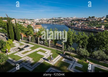 Il Portogallo, regione nord, Porto, Crystal Palace giardino, luogo idilliaco per passeggiate o riposo, vista su Vila Nova de Gaia e il fiume Douro Foto Stock