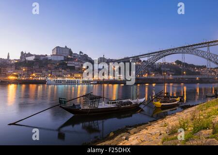 Il Portogallo, regione nord, Porto, centro storico e Dom Luis bridge elencati come patrimonio mondiale dall' UNESCO, costruito tra il 1881 e il 1886 da Theophile Seyrig, Gustave Eiffel discepolo, visto da Vila Nova de Gaia Foto Stock