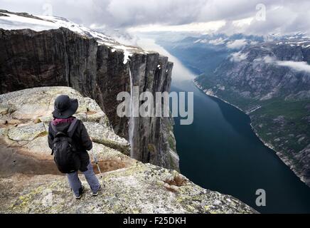 Norvegia, Rogaland, Lysefjord, Kjerag (Kiragg), escursionista guardare il fiordo 1000m sotto (sig. Dawa OK) Foto Stock