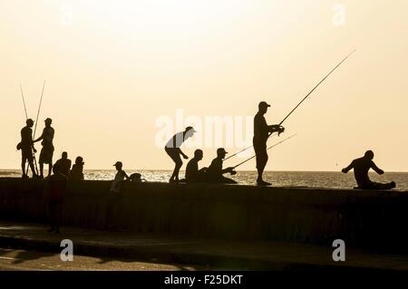 Cuba, La Habana, Malecon, Habana Vieja district elencati come patrimonio mondiale dall' UNESCO, pescatori al tempo di sera Foto Stock