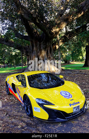 Sydney, Australia. Undicesimo Sep, 2015. La polizia di NSW ha debuttato il loro McLaren 650S e Aston Martin Vanquish autostrada pattuglia delle vetture durante la parete-di-wall ride per celebrare i cento anni di donne nella operazione di polizia. Credito: MediaServicesAP/Alamy Live News Foto Stock