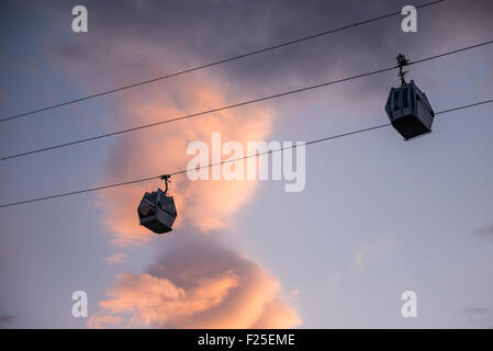 Linea tramviaria passando sulla parte vecchia di Tbilisi, capitale della Georgia Foto Stock