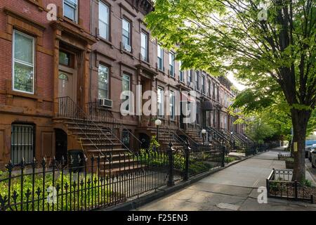 Stati Uniti, New York, Brooklyn, Bedford Stuyvesant neighborhood Bed Stuy, street e le sue case cittadine arenaria Foto Stock